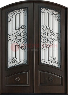 Арочная дверь со стеклом и ковкой ДА-33 в загородный дом в Видном