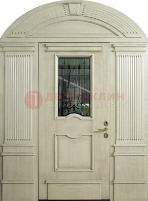 Белая входная дверь массив со стеклом и ковкой ДА-49 в Видном