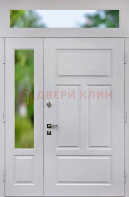 Белая полуторная железная дверь со стеклом и фрамугами ДФГ-10 в Видном