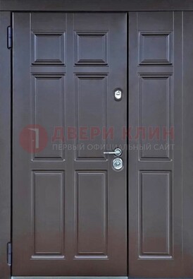 Тёмная двухстворчатая входная дверь для коттеджа с МДФ ДМ-533 в Видном