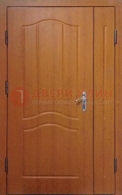 Коричневая двухстворчатая тамбурная дверь с МДФ ДМ-538 в Видном