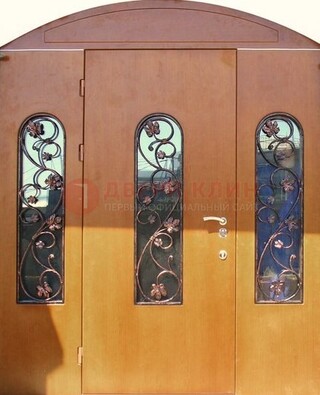 Парадная дверь со стеклянными вставками и ковкой ДПР-28 в общественное здание в Видном
