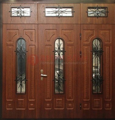 Парадная дверь с металлическими вставками и ковкой ДПР-72 в дом в Видном