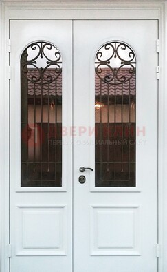Белая стальная дверь стекло с ковкой и филенкой ДСК-201 в Видном