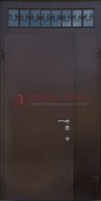 Коричневая тамбурная дверь со стеклянными вставками и ковкой ДТМ-39 в Видном